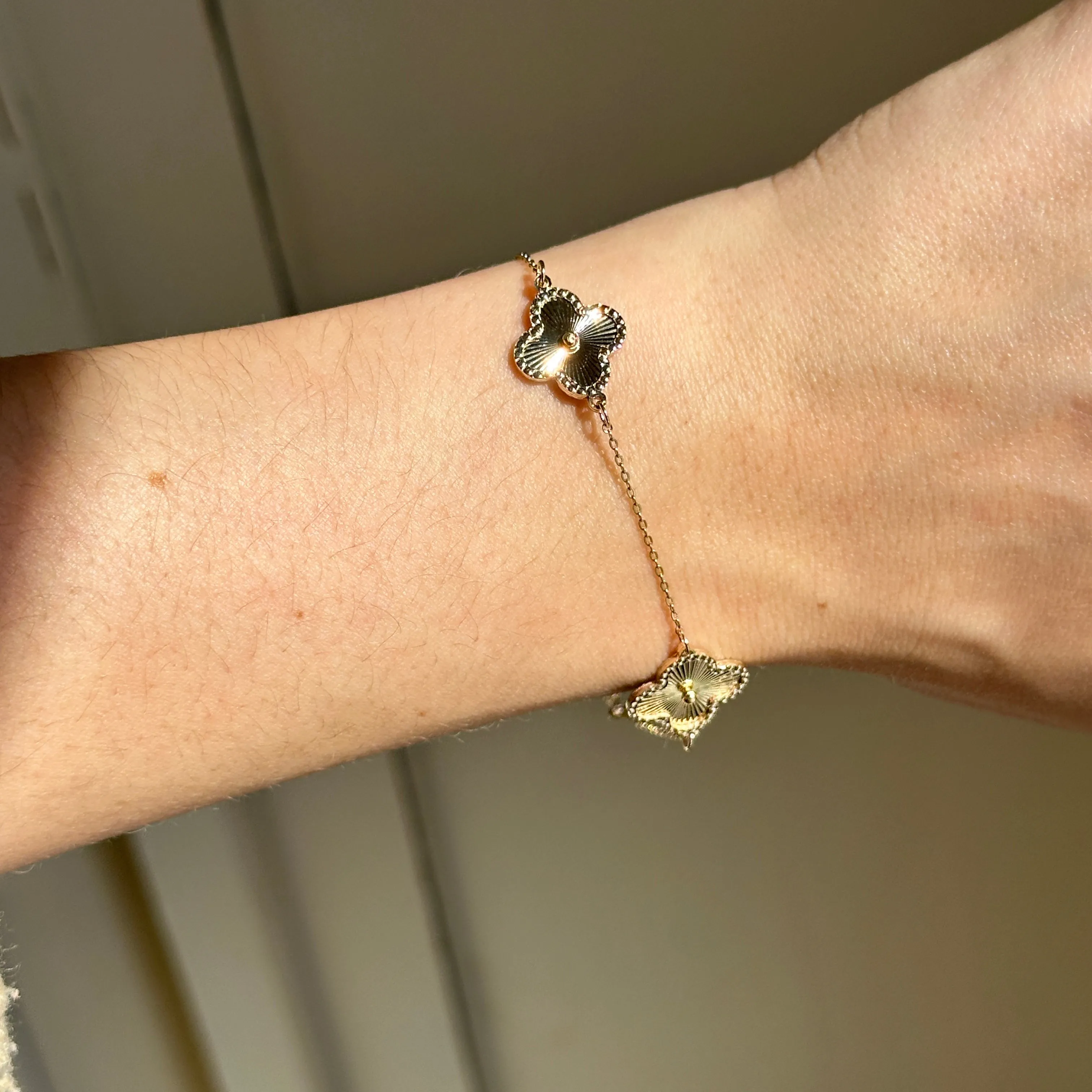 14KT Yellow Gold Ribbed Detail Clover Station Bracelet