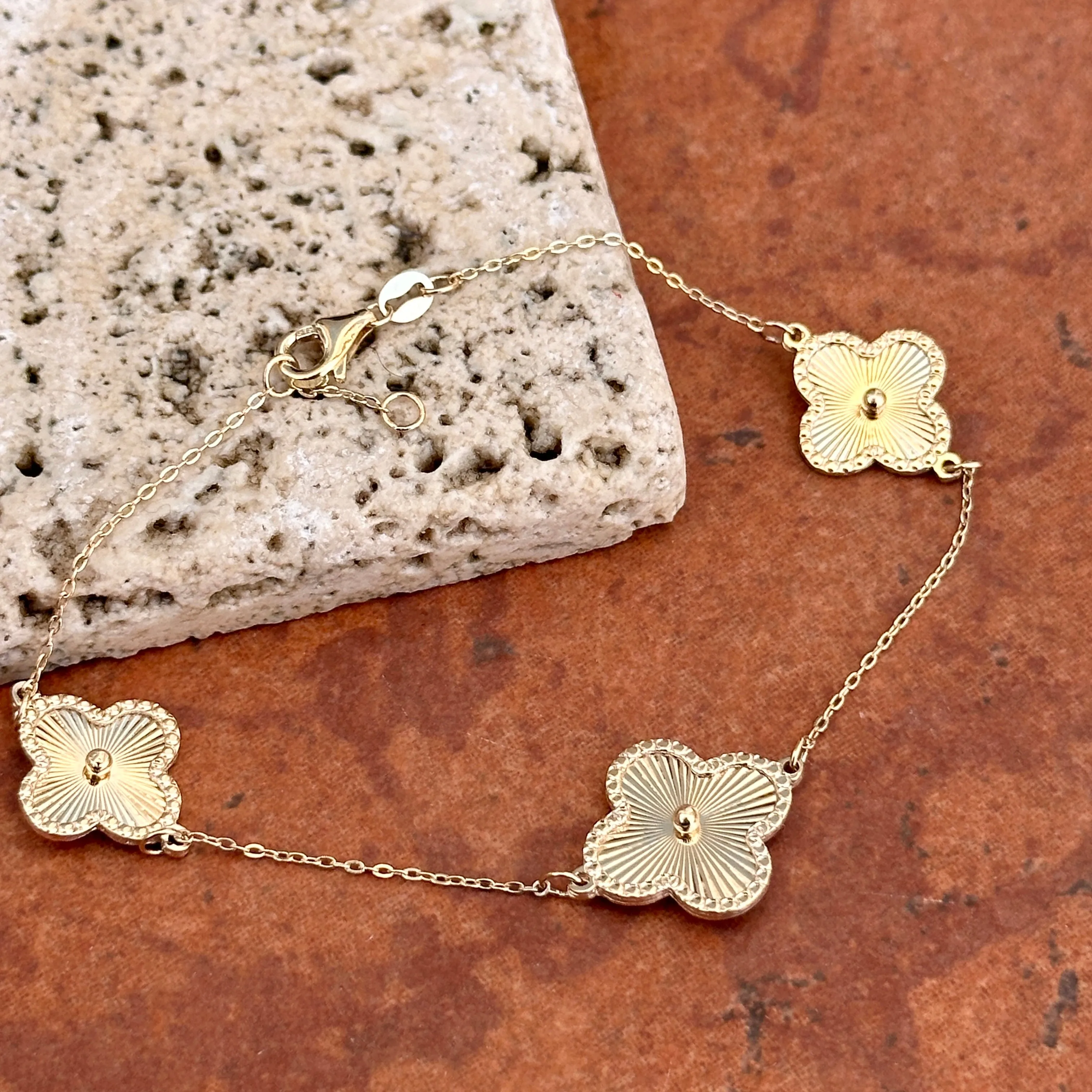 14KT Yellow Gold Ribbed Detail Clover Station Bracelet