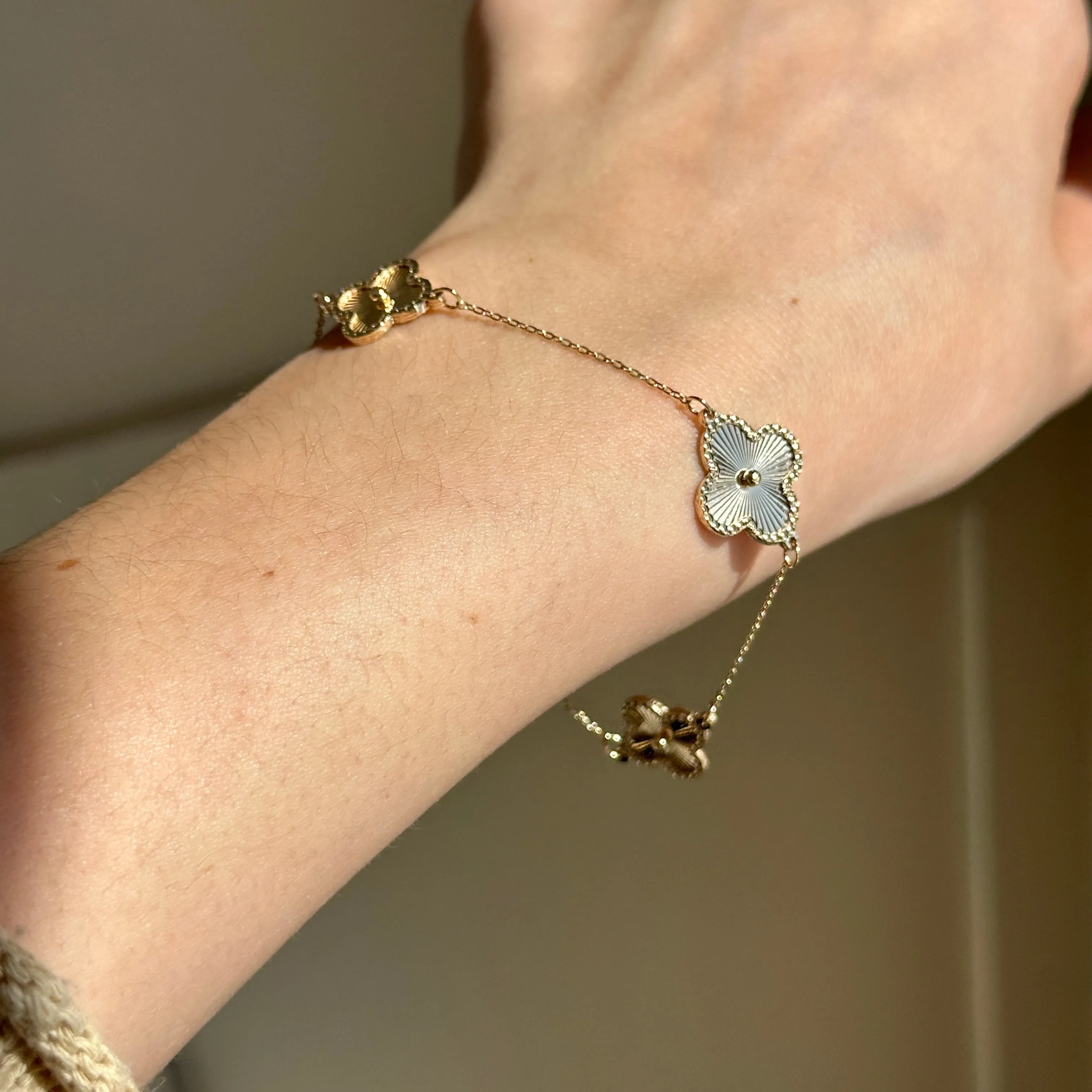 14KT Yellow Gold Ribbed Detail Clover Station Bracelet